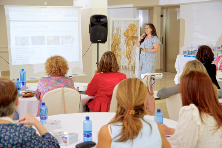 Ioana Furtuna impartiendo una formación sobre orden y organización